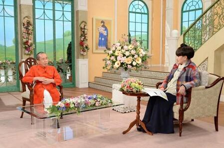 「徹子の部屋」に出演するグエン・ドクさん（左）と司会の黒柳徹子＝テレビ朝日提供