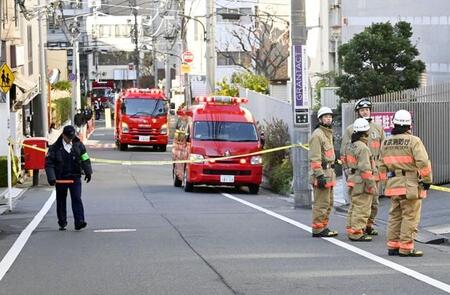 現場のサウナ店周辺に駆けつけた消防隊員ら＝15日（写真提供・共同通信社）