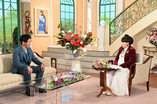 「徹子の部屋」に出演する野間口徹（左）と司会の黒柳徹子＝テレビ朝日提供