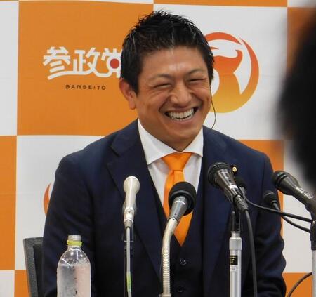 会見で思わず笑顔がこぼれる参政党・神谷宗幣代表