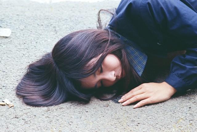 1968年放送の「怪奇大作戦」第４話「恐怖の電話」で、失神して路上に倒れる姿を演じる桜井浩子©円谷プロ