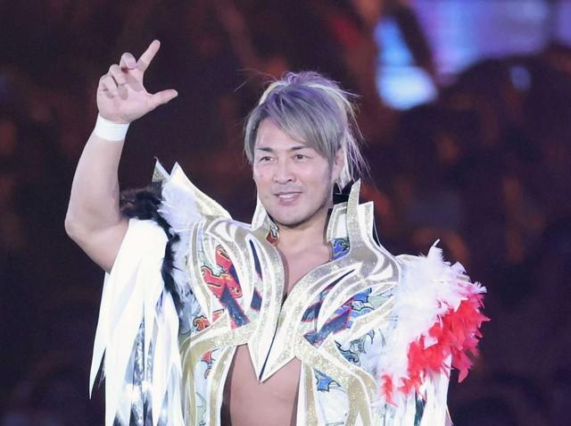 入場し、ポーズを決める棚橋弘至＝2026年1月4日、東京ドーム