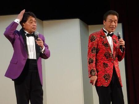 コンビが個々にハンドマイクを手にして漫才を展開する「おぼん・こぼん」＝浅草・東洋館（２０１９年４月撮影）
