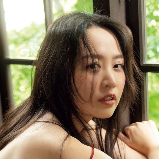 「FLASH」（26年1月7日発売号）に登場した甘妻里菜ⓒ光文社／週刊FLASH（写真・鈴木ゴータ）