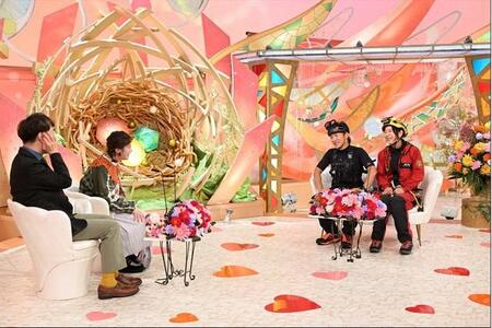 （左から）MCの藤井隆（左）と井上咲楽、渓谷探検家の夫、洞窟探検家の妻＝「新婚さんいらっしゃい！」1月11日放送回よりⓒABCテレビ