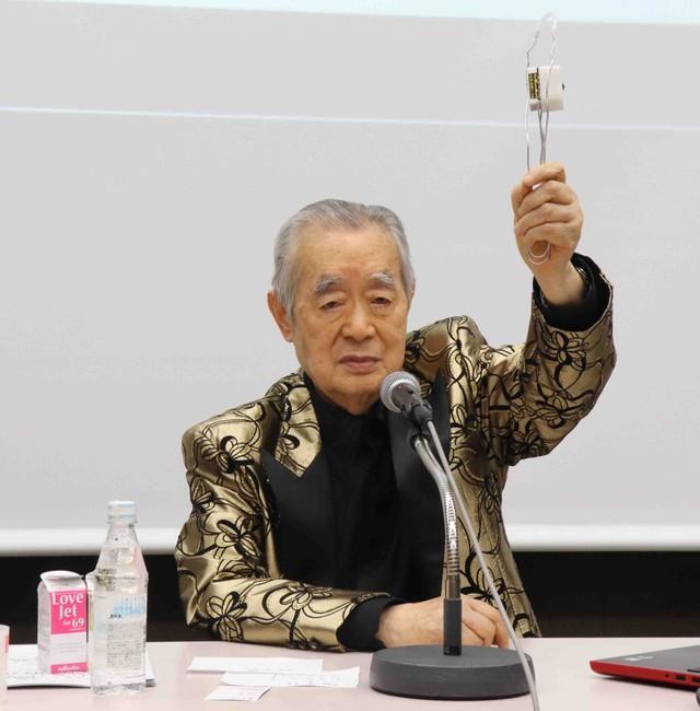 「ドクター・中松　猛暑×節電×二刀流」を披露するドクター・中松氏