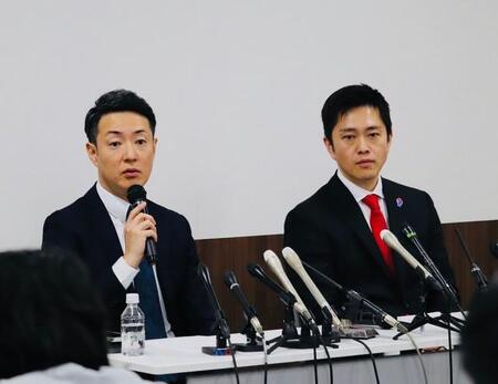 会見する横山英幸氏（左）、吉村洋文氏＝大阪市内