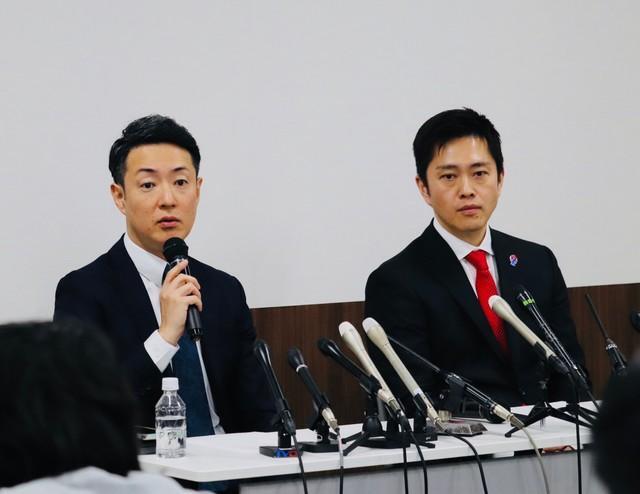 会見する横山英幸氏（左）、吉村洋文氏＝大阪市内