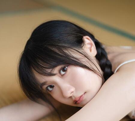 坂倉花1st写真集（株式会社KADOKAWA）より＝撮影：HIROKAZU