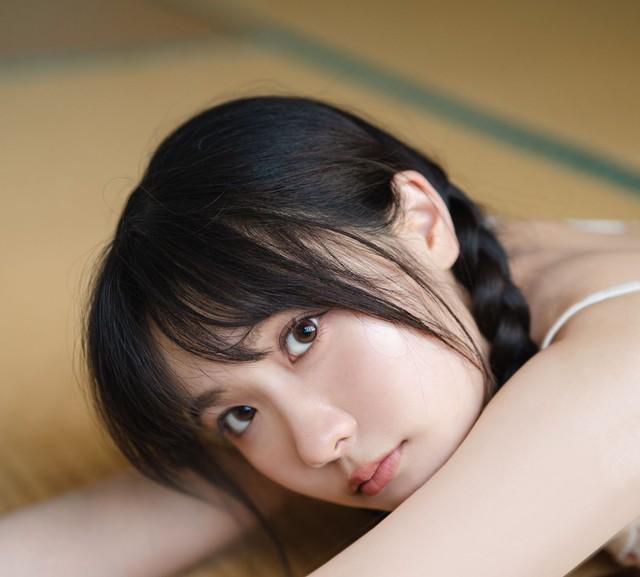 坂倉花1st写真集（株式会社KADOKAWA）より＝撮影：HIROKAZU