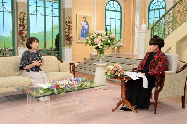 「徹子の部屋」に出演する俵万智さん、黒柳徹子
