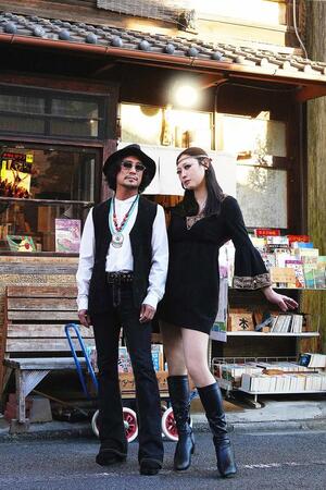 昭和40年代と令和を自在にワープするという設定で音楽活動を続ける男女デュオ「エミとゲル」