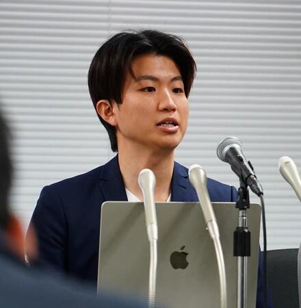 会見で公約を語る奥村光貴代表