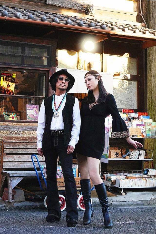 昭和40年代と令和を自在にワープするという設定で音楽活動を続ける男女デュオ「エミとゲル」