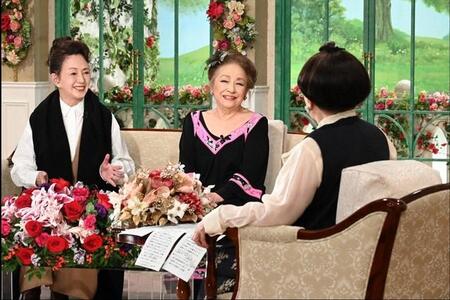 「徹子の部屋」に出演する加賀まりこ、冨士真奈美＝テレビ朝日提供