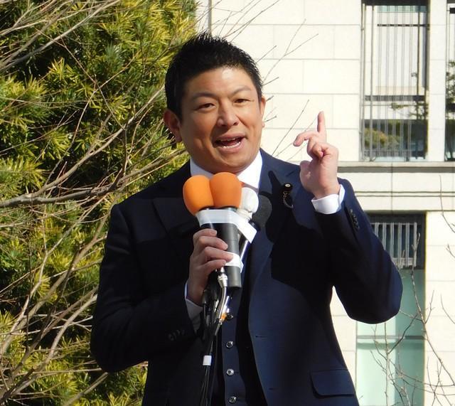 演説する参政党・神谷宗幣代表＝東京駅前