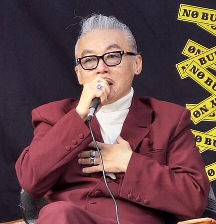 胸に手を当て、自身の体験を踏まえて「いじめ問題」について持論を語る田代まさし氏＝神奈川・茅ヶ崎市役所前