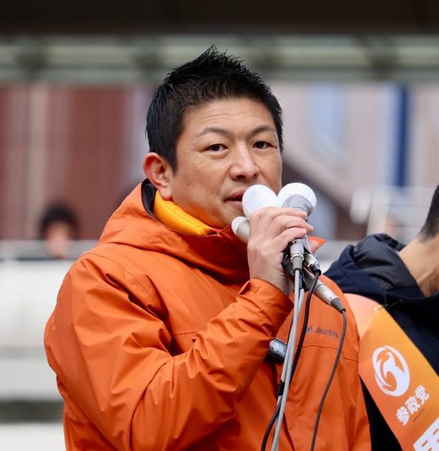 奈良県生駒市で演説する参政党の神谷宗幣代表