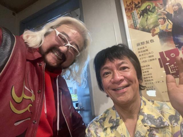 河崎実監督（右）とタッグを組んだ「怪獣プロレス」の矢口壹琅代表（雷神矢口）。最新映画「怪獣天国」に全面協力した