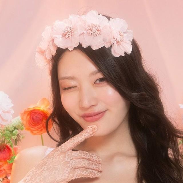 バービーがプロデュースするランジェリー「自由のブラ だって好きなんだもん」を着用する風吹ケイ