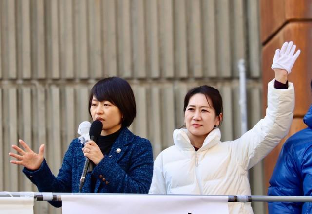 街頭演説する自民党の鈴木貴子広報本部長（左）と松川るい参院議員＝大阪府吹田市