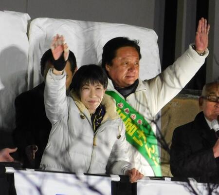 聴衆の声に手を振る高市早苗首相（左）と若宮健嗣氏＝東京・二子玉川公園前