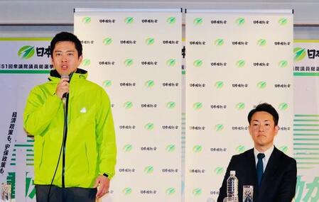 出直し選となった大阪府知事選、大阪市長選の当選確実を受け、会見した吉村洋文氏（左）、横山英幸氏＝大阪市内