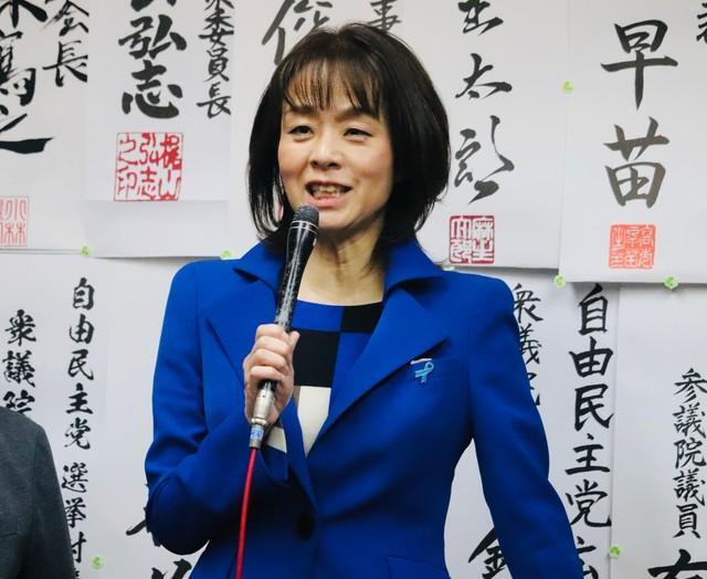 小選挙区での敗北を受け、支持者を前にあいさつする杉田水脈氏＝大阪市内