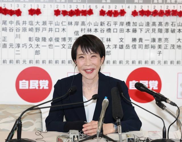 笑顔で取材に応じる高市早苗首相