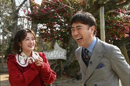 「新婚さんいらっしゃい！」MCの藤井隆(右）と井上咲楽ⓒABCテレビ