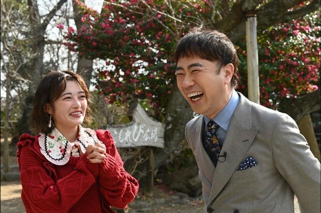 「新婚さんいらっしゃい！」MCの藤井隆(右）と井上咲楽ⓒABCテレビ