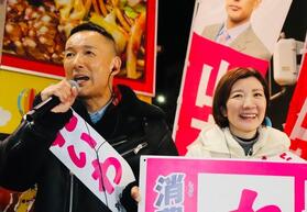 大阪市内で演説するれいわ新選組の山本太郎代表（左）と大石晃子共同代表