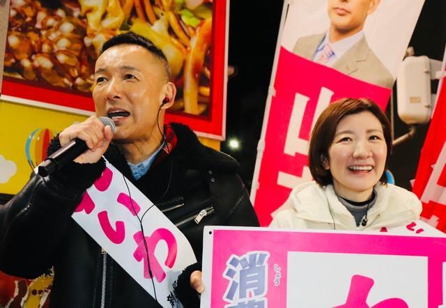 大阪市内で演説するれいわ新選組の山本太郎代表（左）と大石晃子共同代表