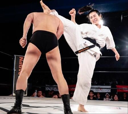 アントニオ小猪木に豪快な後ろ回し蹴りをヒットさせ、ＫＯで異種格闘技戦の初陣を飾った空手家の前田瑠美（右）＝東京・新宿FACE（撮影・宮木和佳子)