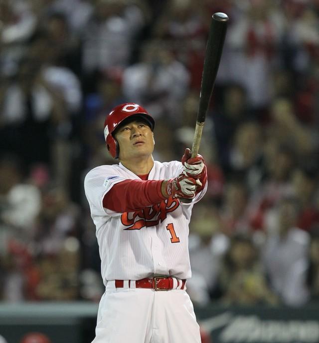 打席に立ち、“相棒”をじっと見つめる広島・前田智徳