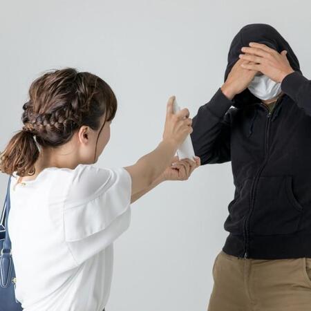 護身用のカッターナイフや催涙スプレーが罪になることも　※画像はイメージです（FineGraphics/photoAC）