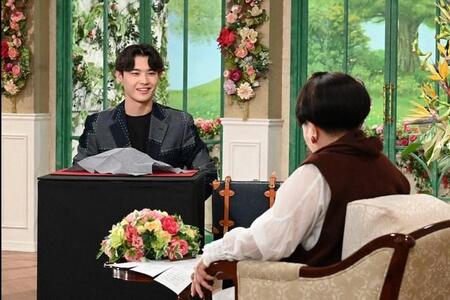 「徹子の部屋」　 黒柳徹子（右）、Ibuki＝テレビ朝日提供