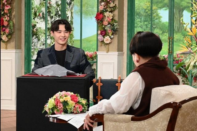 「徹子の部屋」　 黒柳徹子（右）、Ibuki＝テレビ朝日提供