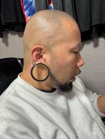 ピアス装着時(秋本みんみさん提供) 