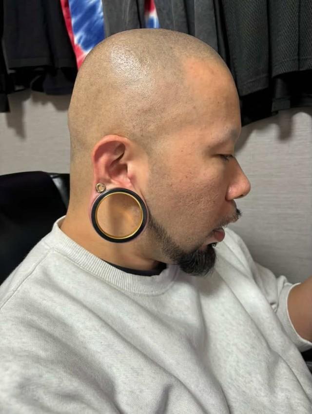 ピアス装着時(秋本みんみさん提供) 