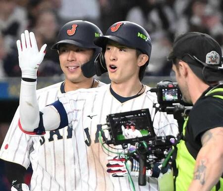 3ランを放ち歓声に応える周東佑京＝2026年3月10日、東京ドーム