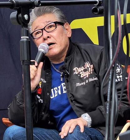 還暦を迎えた自身のライフスタイル、2人の孫への思いなどを語る布川敏和＝神奈川県・茅ヶ崎中央公園