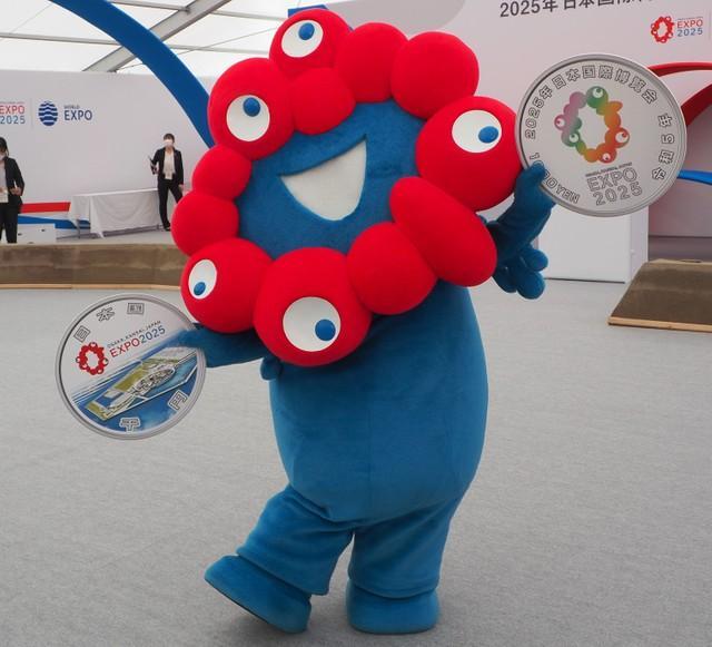 公式キャラクターのミャクミャク