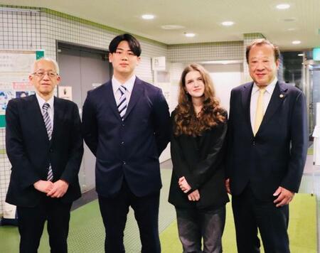 関西大の校友約100人とともに、安青錦を応援した（左から）芝井敬司理事長、山中新大さん、ボルチェンコ・マリア・ソフィアさん、田中義信校友会長