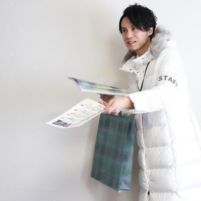 駅改札近くでのチラシ配布は罪？　※画像はイメージです（amshyles/photoAC）