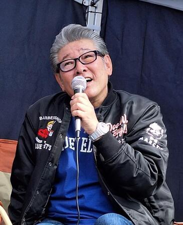 「花の82年組」として昭和アイドルの舞台裏を語る元「シブがき隊」の布川敏和＝神奈川県・茅ヶ崎中央公園