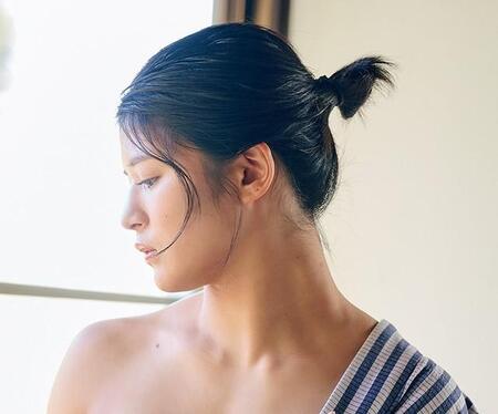 山岡聖怜「週刊SPA! 」（扶桑社）3月24・31日合併号より＝撮影／鈴木大喜 ヘアメイク／塩田結香（JULLY） スタイリング／米丸友子