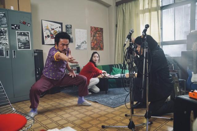 「じゃがたら」の江戸アケミをモデルにした役を熱演する中村獅童（左）。右はカメラマン役の峯田和伸©2026 映画『ストリート・キングダム ⾃分の⾳を鳴らせ。』製作委員会