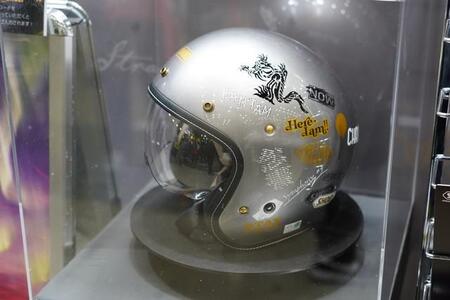 B'z・稲葉浩志とコラボしたSHOEIの特別ヘルメット