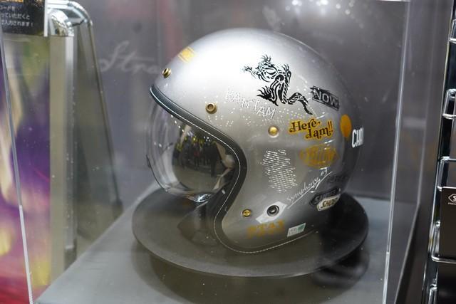 B'z・稲葉浩志とコラボしたSHOEIの特別ヘルメット